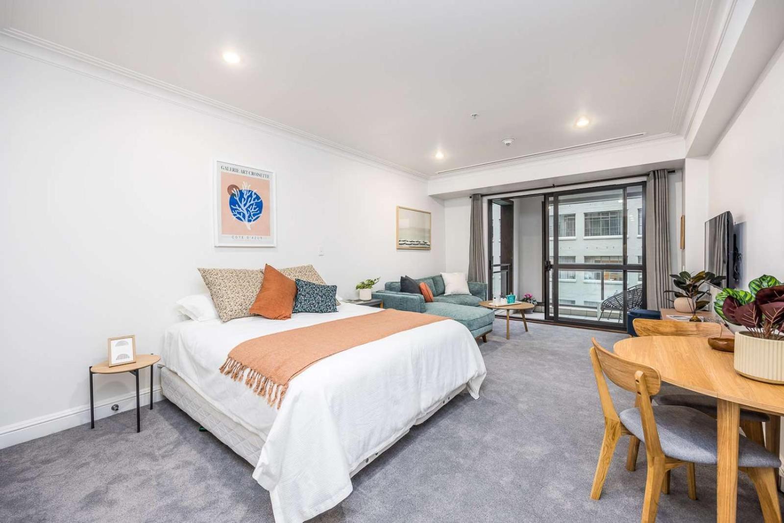 Escape With Pool, Gym & Free Parking In Cbd Apartment *